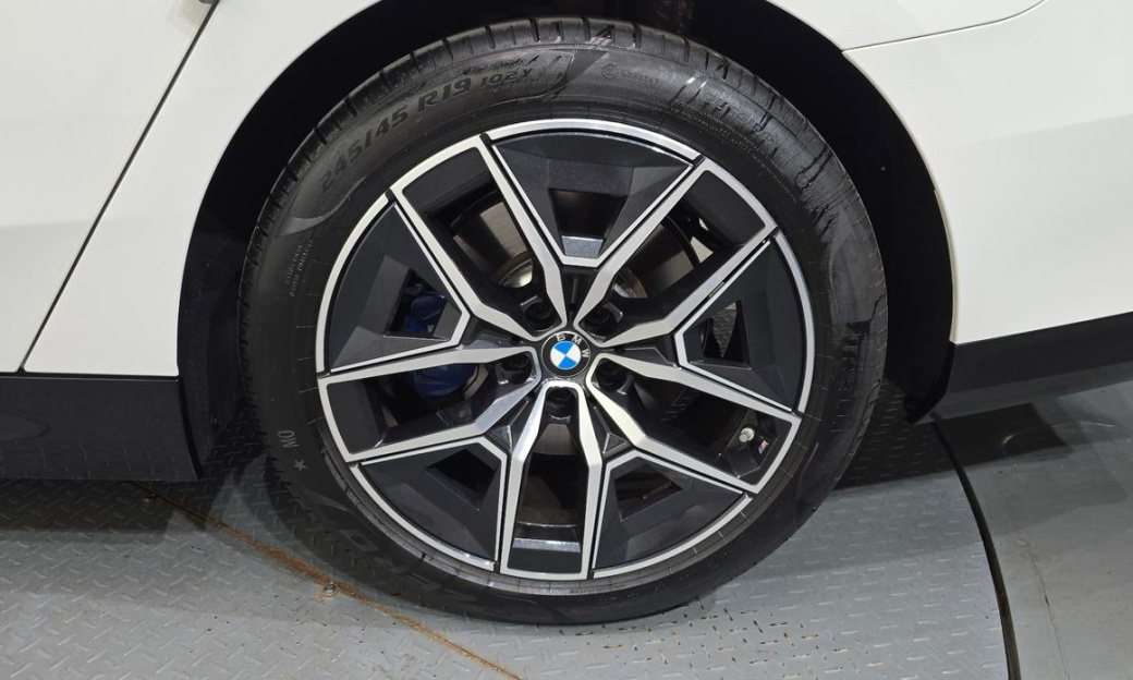 BMW 5-Series 520i M Sport, 2025