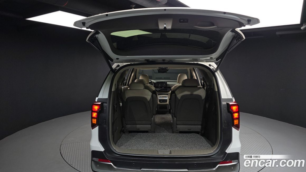 Kia Carnival 9-Seater Signature, 2024