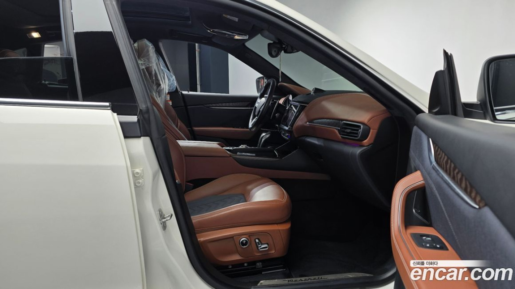 Maserati Levante 3.0 AWD GranLusso, 2021
