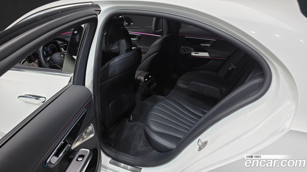 Mercedes-Benz E-Class E300 4MATIC Exclusive, 2025