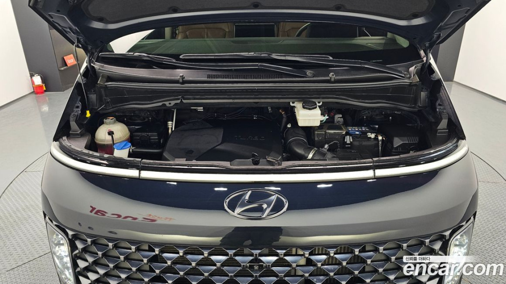 Hyundai Staria 4WD Lounge 9-Seater, 2022
