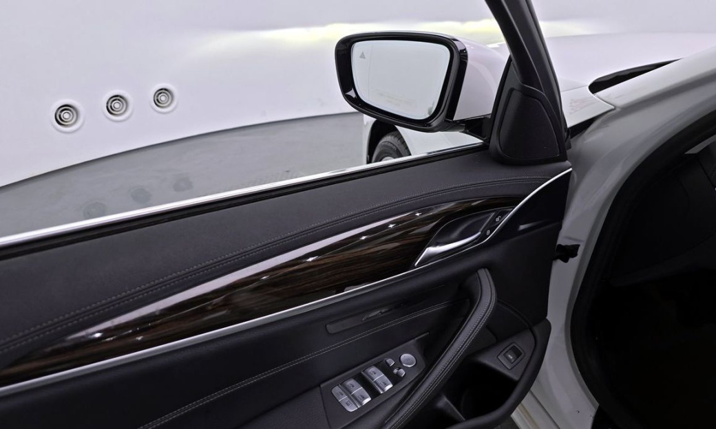 BMW 5-Series 520i Luxury, 2023