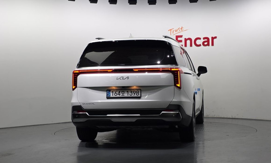 Kia Carnival 7-Seater Outdoor, 2025