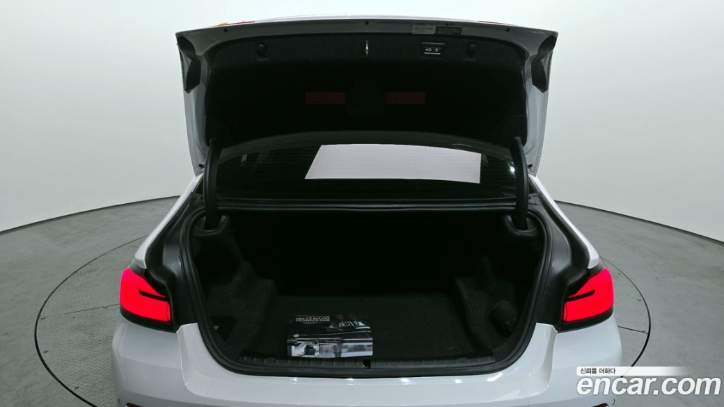 BMW 5-Series 520i Luxury, 2023