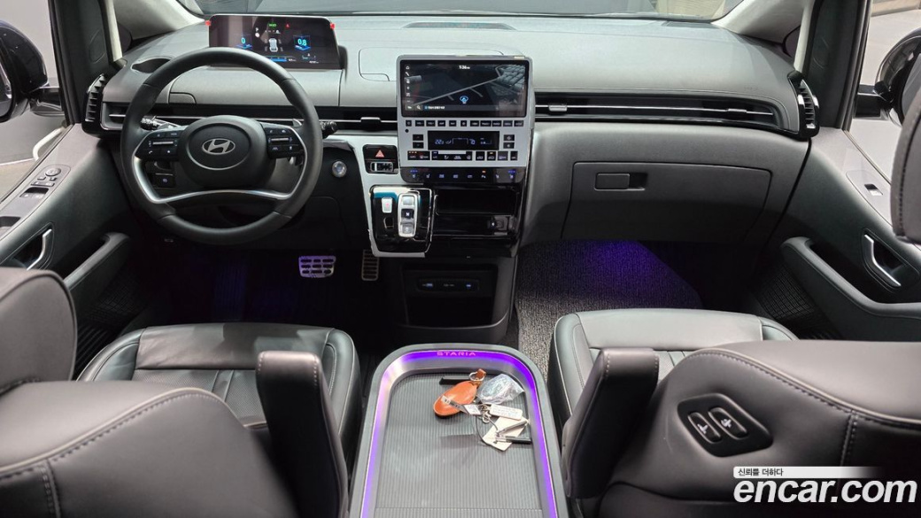 Hyundai Staria 4WD Lounge 9-Seater, 2025