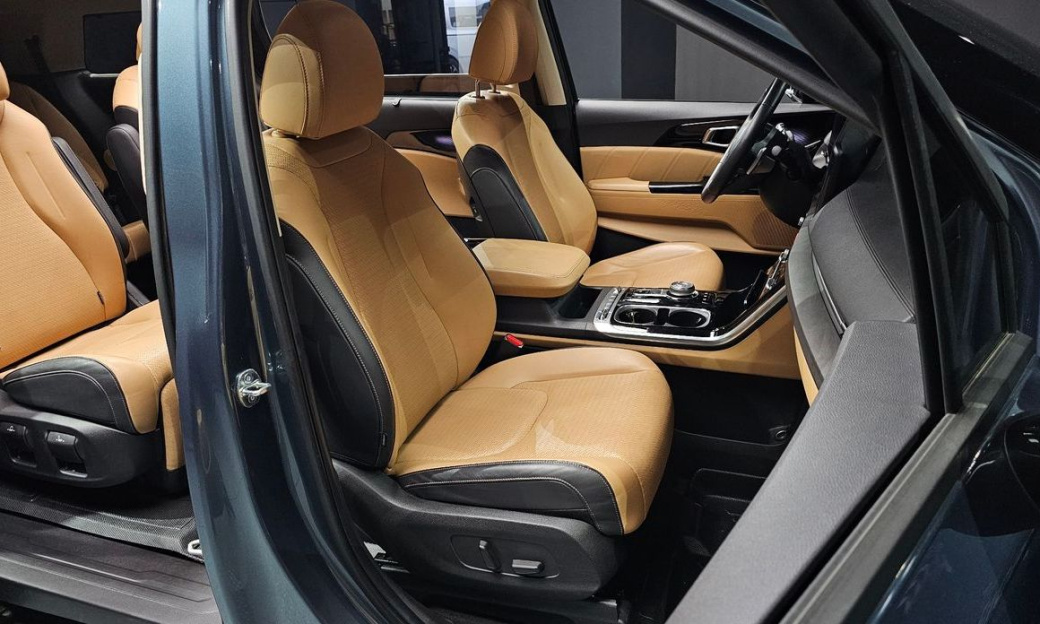 Kia Carnival 7-Seater Signature, 2023