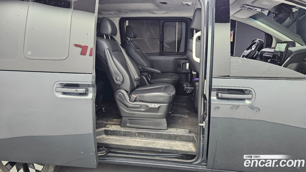 Hyundai Staria 4WD Lounge 9-Seater, 2025