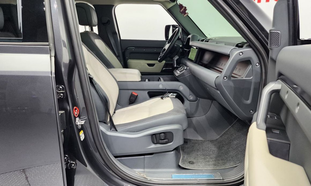Land Rover Defender 110 P300 X-Dynamic SE, 2024