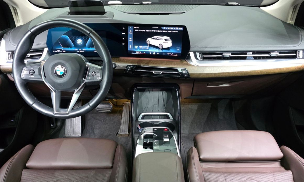 BMW 2-Series 220i Luxury, 2024
