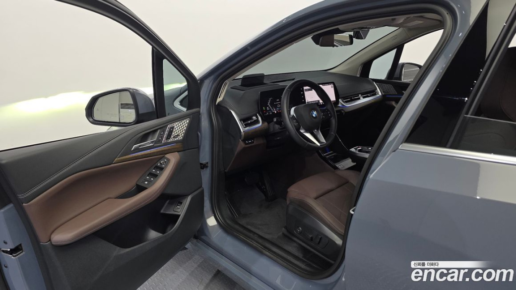 BMW 2-Series 220i Luxury, 2025