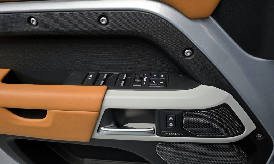 Land Rover Defender 110 P300 X-Dynamic SE, 2024