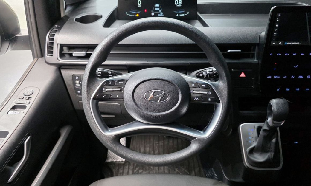 Hyundai Staria 4WD Tourer 11-Seater, 2022