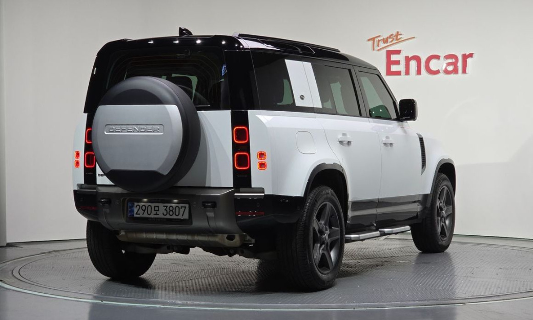 Land Rover Defender 110 P300 X-Dynamic SE, 2024