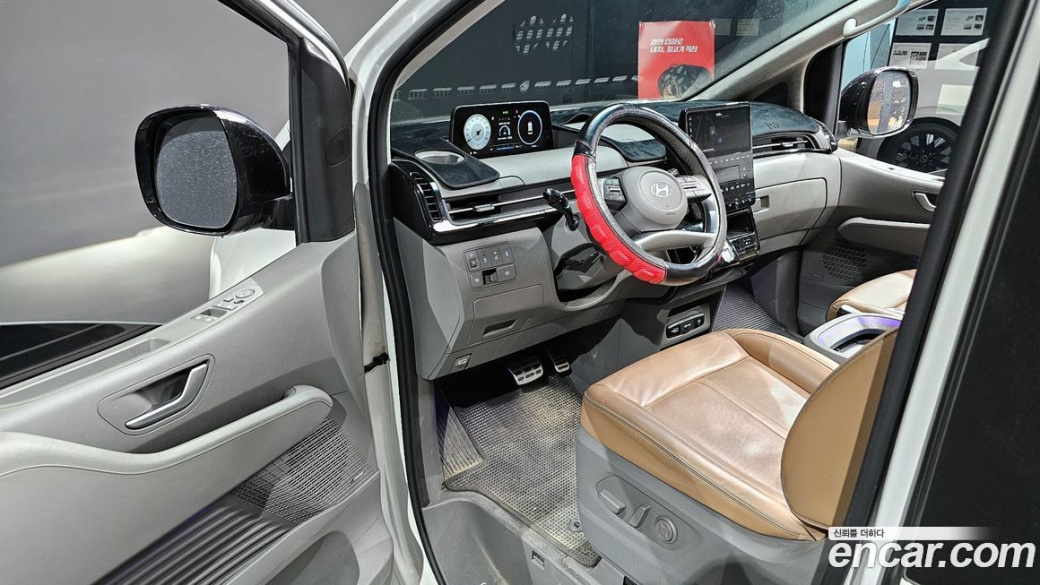 Hyundai Staria 4WD Lounge 9-Seater, 2025