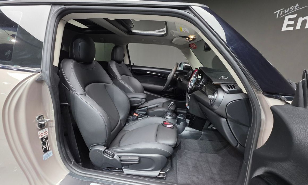 Mini Cooper Classic Plus Launch Pack, 2024