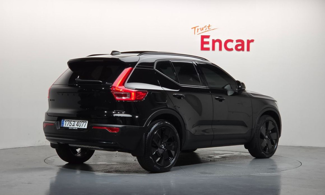 Volvo XC40 B4 Black Edition, 2025