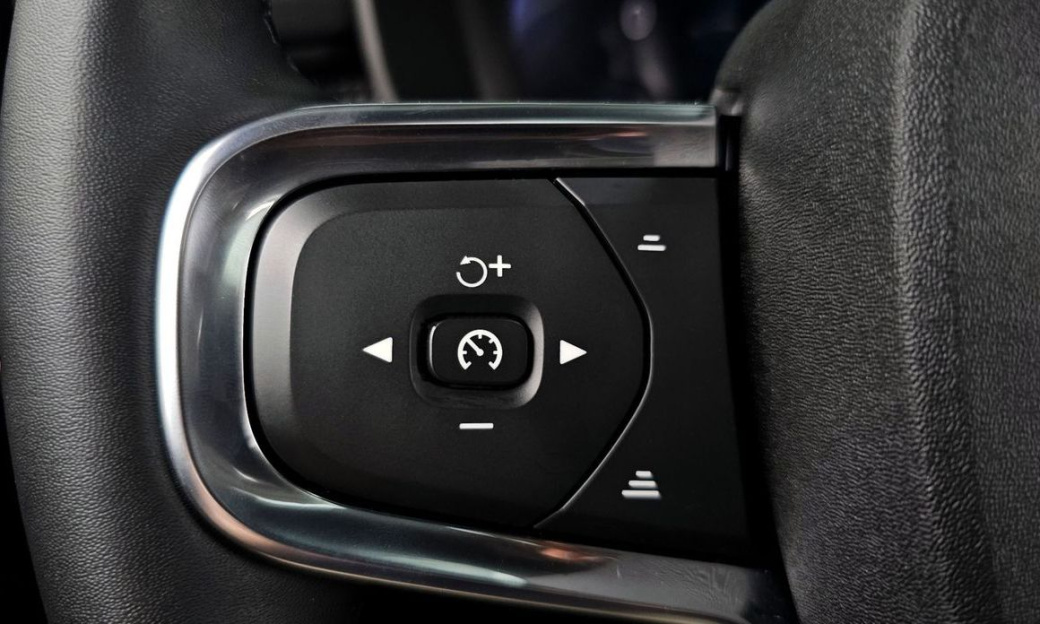 Volvo XC40 B4 Black Edition, 2025