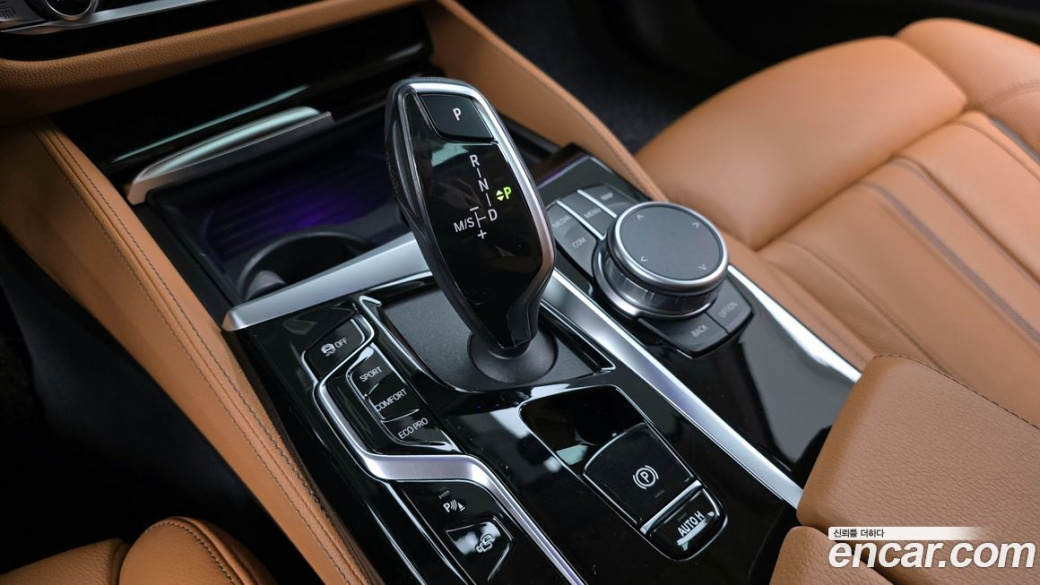 BMW 5-Series 520i Luxury, 2022