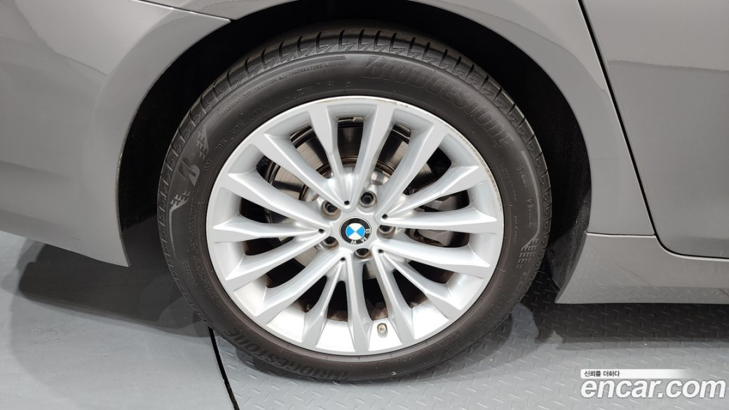 BMW 5-Series 520i Luxury, 2022