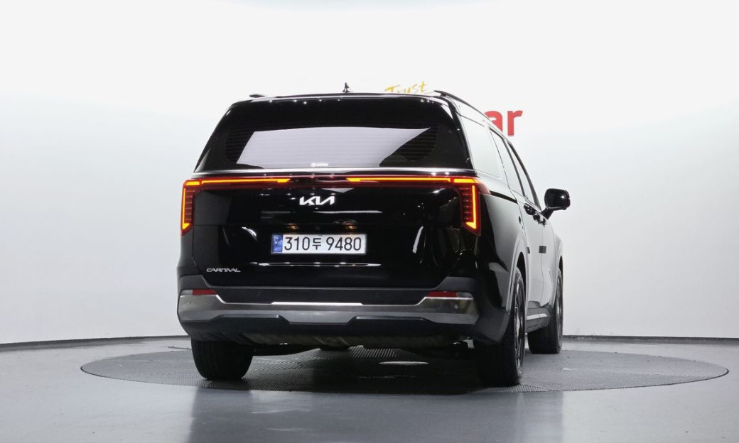 Kia Carnival 7-Seater Outdoor, 2025