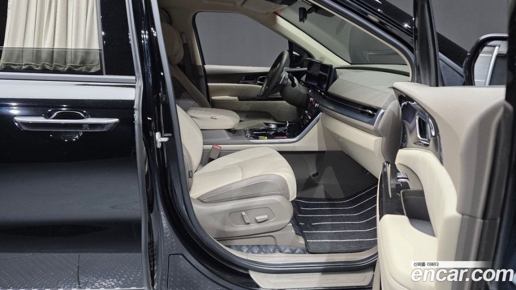Kia Carnival 9-Seater Hi-Limousine, 2023