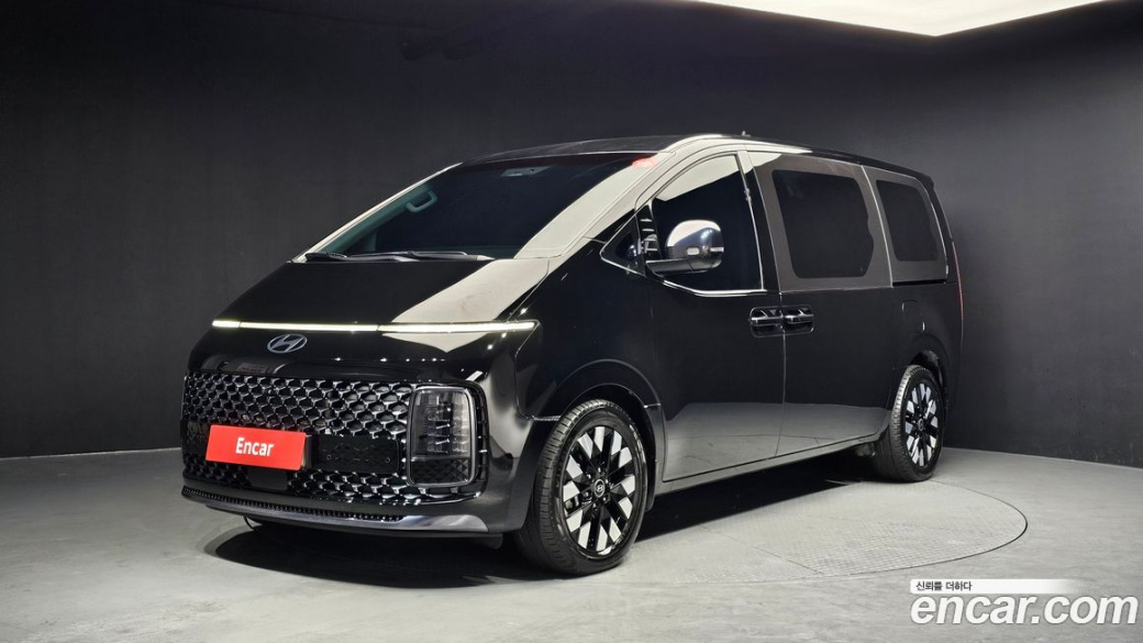 Hyundai Staria 4WD Lounge 9-Seater, 2025