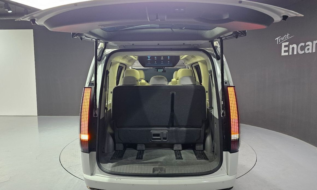 Hyundai Staria 4WD Lounge 9-Seater, 2023
