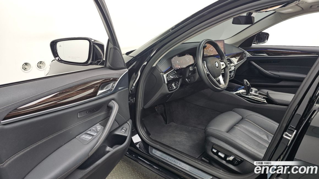 BMW 5-Series 520i Luxury, 2022