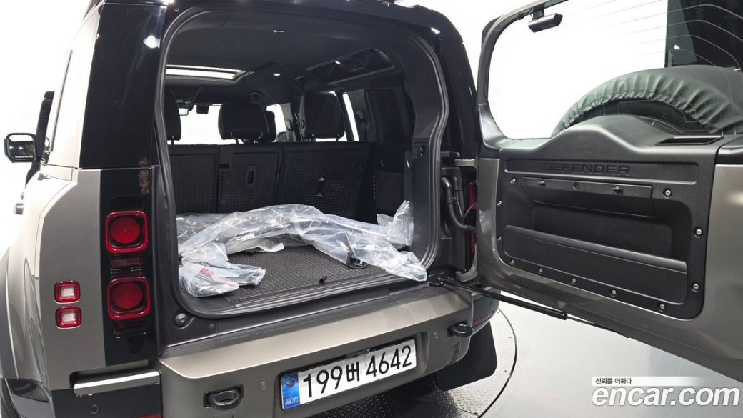 Land Rover Defender 110 P300 X-Dynamic SE, 2025