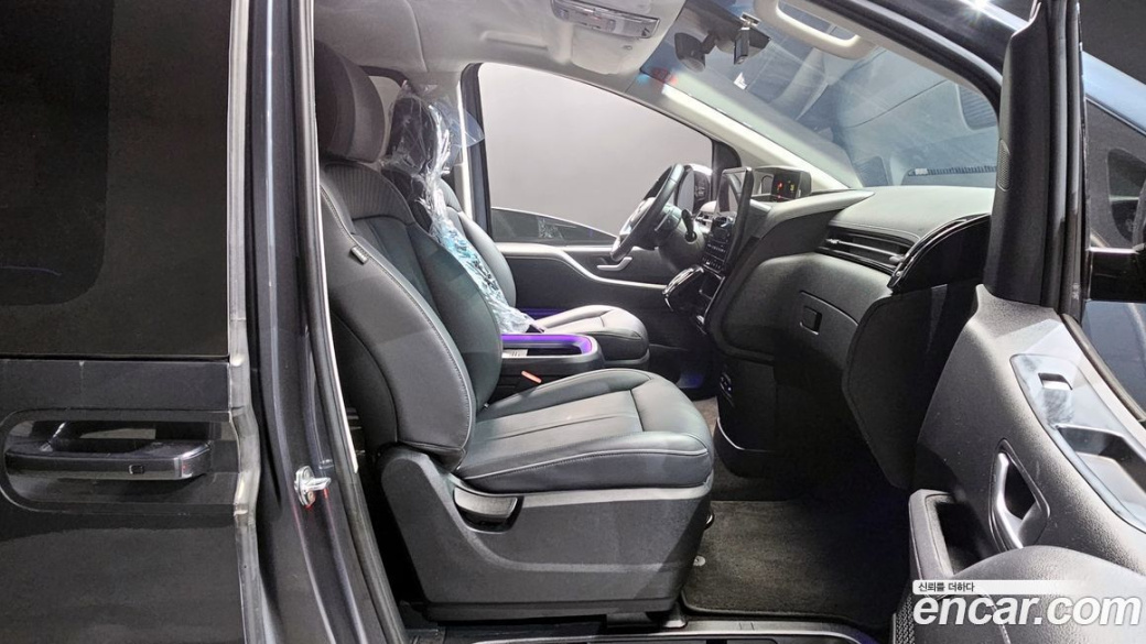Hyundai Staria Lounge 9-Seater, 2023