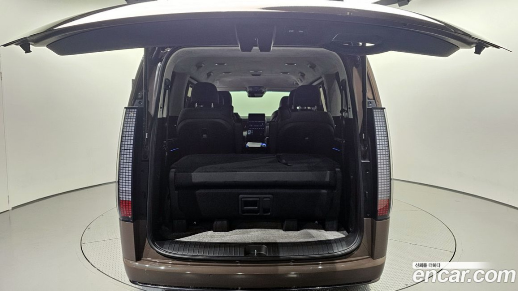 Hyundai Staria Lounge 9-Seater, 2025