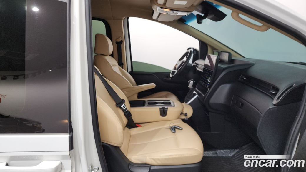 Hyundai Staria 4WD Tourer 9-Seater, 2023