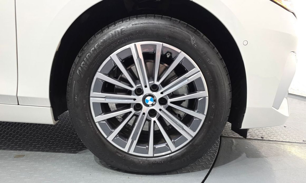 BMW 2-Series 220i Luxury, 2025