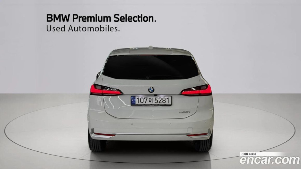 BMW 2-Series 220i Luxury, 2024