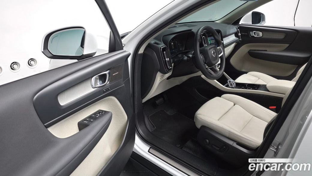 Volvo XC40 B4 Ultra Bright, 2025