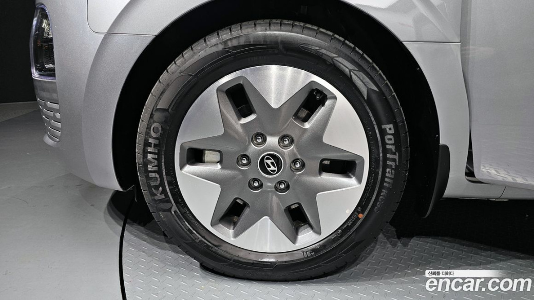 Hyundai Staria Tourer 11-Seater, 2025