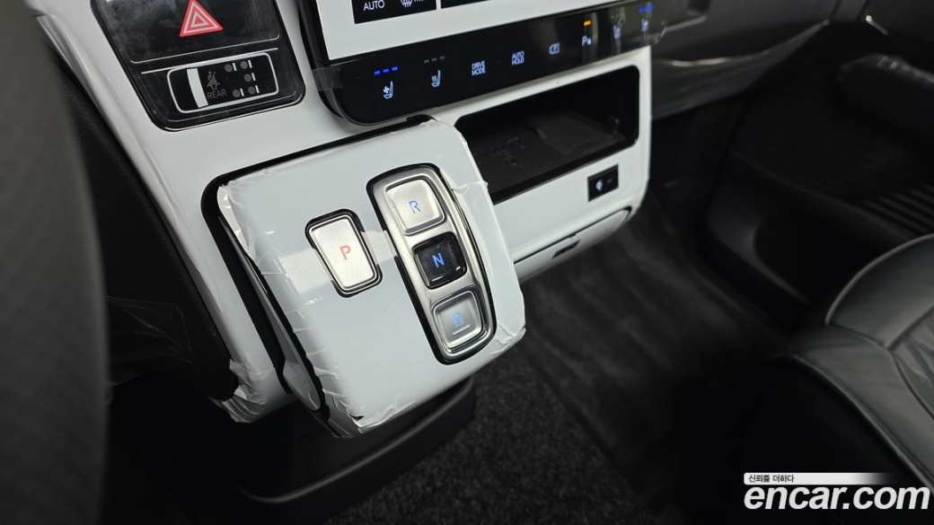 Hyundai Staria 4WD Lounge 7-Seater, 2025