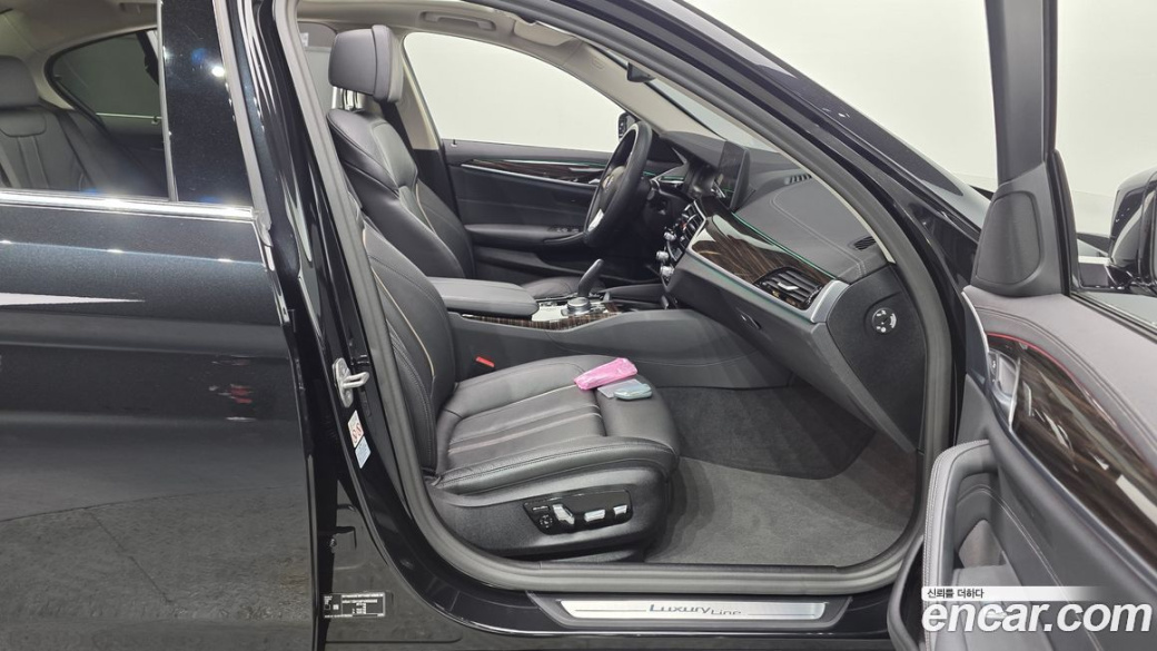 BMW 5-Series 520i Luxury, 2023