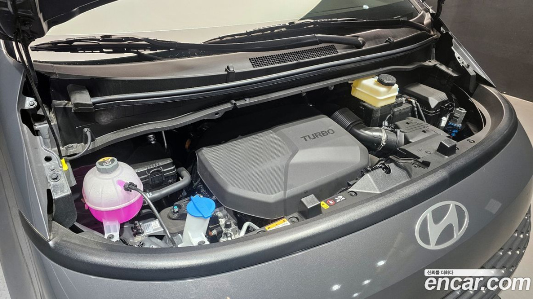 Hyundai Staria 4WD Tourer 11-Seater, 2025
