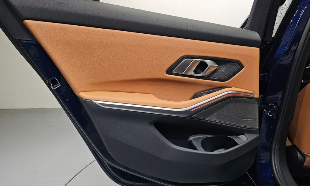 BMW 3-Series 320i M Sport, 2025