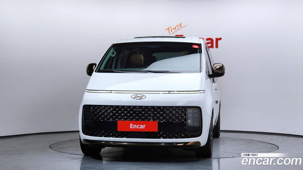Hyundai Staria 4WD Lounge 7-Seater, 2022