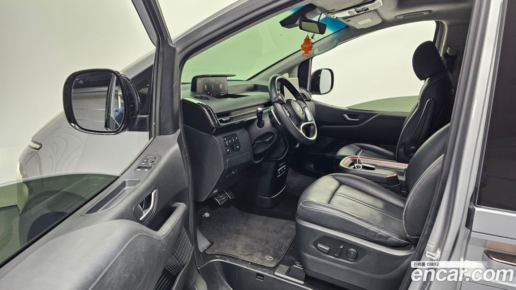 Hyundai Staria 4WD Lounge 9-Seater, 2024