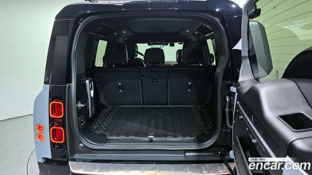 Land Rover Defender 110 P300 X-Dynamic SE, 2024