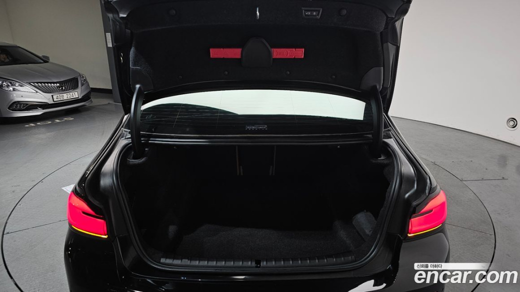 BMW 5-Series 520i Luxury, 2023