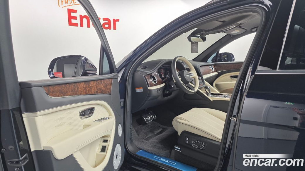 Bentley Bentayga 4.0 V8 EWB First Edition, 2025