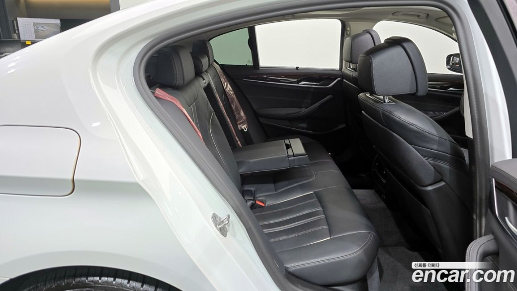BMW 5-Series 520i Luxury, 2023