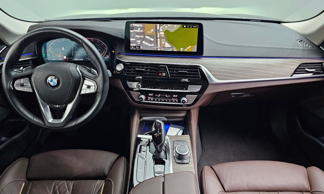 BMW 5-Series 530i Luxury, 2022