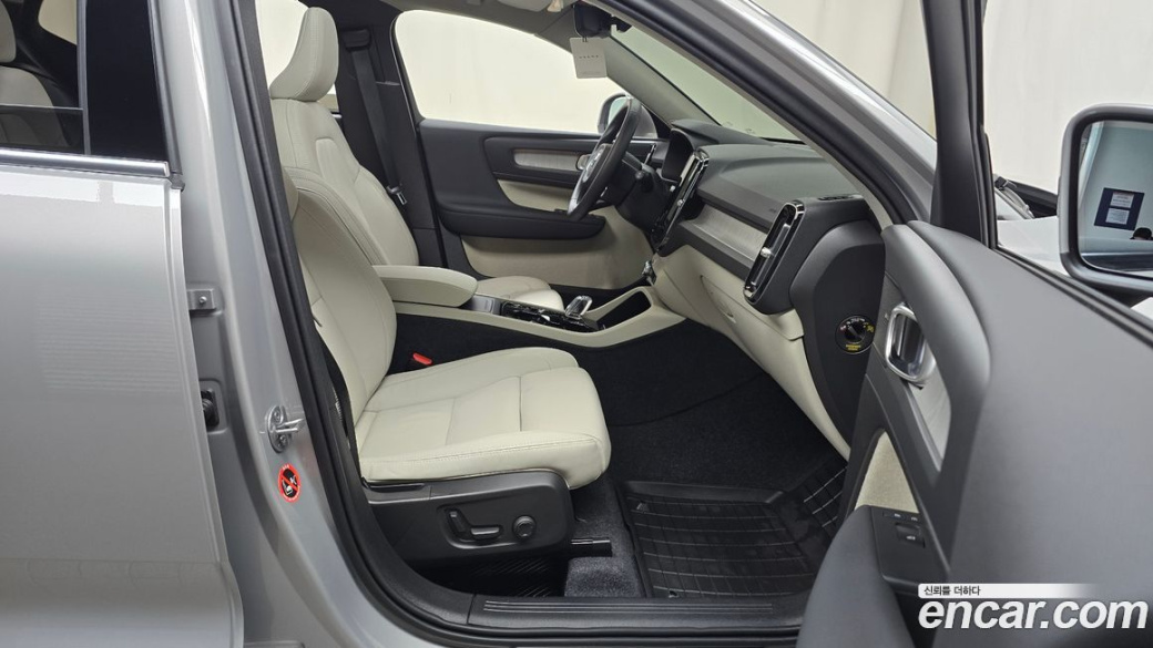 Volvo XC40 B4 Ultra Bright, 2025