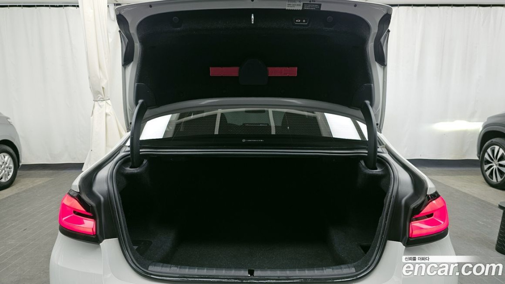 BMW 5-Series 530i Luxury, 2023