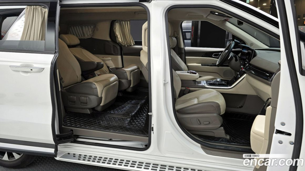 Kia Carnival 7-Seater Hi-Limousine, 2021